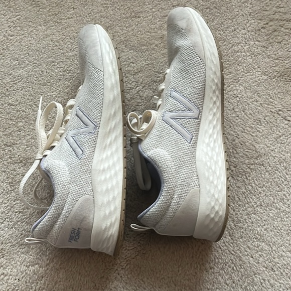 Women’s Cream New Balance Sneaker Size 9.5 - Picture 3 of 8